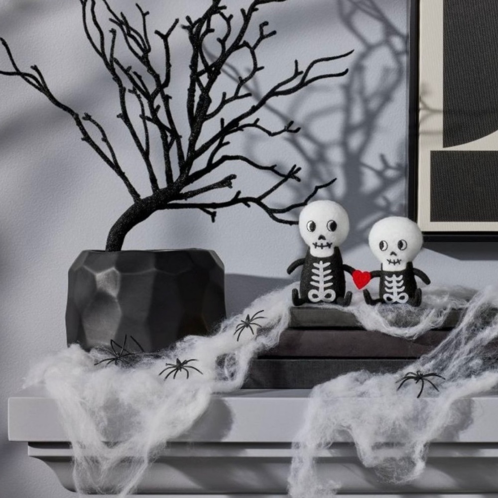 Hyde & Eek Skeletons with heart